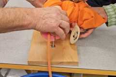 mit-Holzkelle-und-T-Shirt